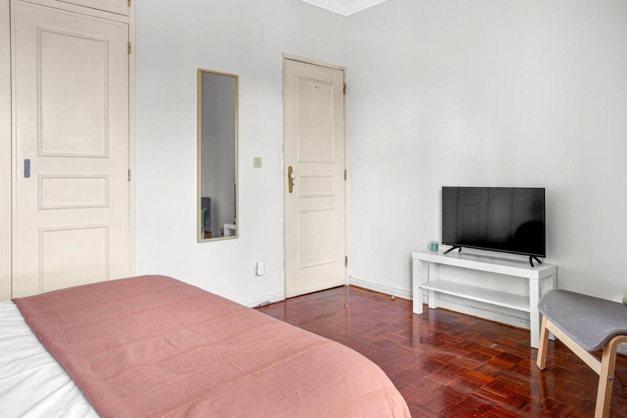 Wonderful Shared In Alfornelos - Near Metro! Gasthof
